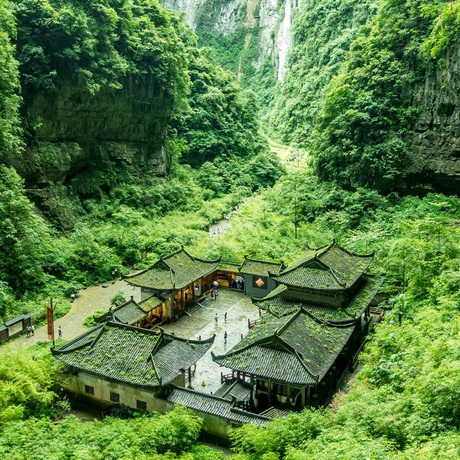 【山城故事】重庆双遗产武隆、大足石刻深度 5 日游武隆天生三桥、仙女山、大足宝顶山石刻-北山石刻、渣滓洞、磁器口、网红李子坝轻轨穿楼、洪崖洞